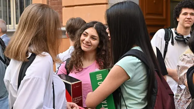 Studenti del liceo D’Azeglio attendono l’inizio della prima prova dell’esame di maturità 2024, torino 19 giugno 2024 ANSA/ALESSANDRO DI MARCO