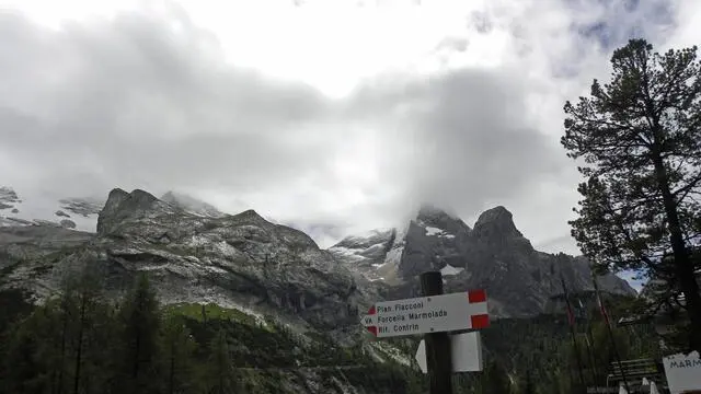 Una veduta dal lago di Fedaia (2.065 m.) del massiccio della Marmolada e del Gran Vernel con le cime ricoperte da una spolverata di neve, in una immagine del 21 luglio 2012. La precipitazione nevosa durante l'ora di pranzo ha interessato la zone poste oltre i 2800 m di quota. In val di Fassa vi sono stati intensi temporali, accompagnati di forti raffiche di vento, e la temperatura a Canazei (1465 m.) nel primo pomeriggio è scesa fino a 8 gradi. ANSA/GABRIELE DE RENZIS