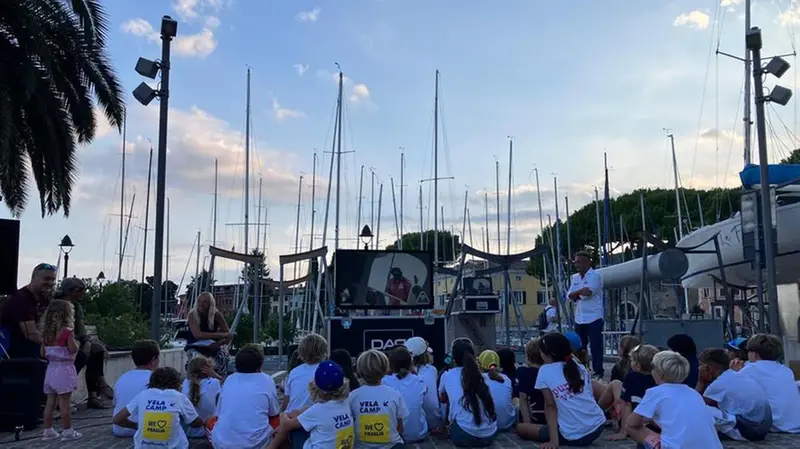 Centomiglia, la conferenza di Andrea Mura con i bambini della 100 Junior