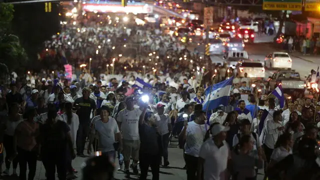 epa11590672 Protesters participate in a demonstration against the government of Honduran President Xiomara Castro in Tegucigalpa, Honduras, 06 September 2024. Hondurans gathered in a torchlight march to demand the resignation of President Xiomara Castro following the release of a video related to drug trafficking involving her government, and the reinstatement of the extradition treaty with the USA. EPA/STR