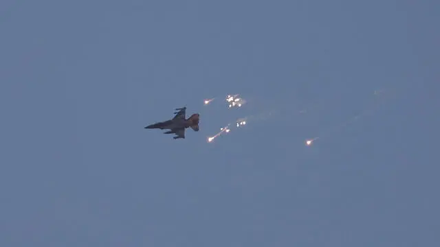 epa11563756 An Israeli fighter jet ejects flares over an area near the Lebanon-Israel border, as seen from northern Israel, 25 August 2024. The Israeli military stated that Israeli Air Force fighter jets are currently striking targets belonging to the Hezbollah organization that posed an imminent threat to the citizens of the State of Israel. EPA/ATEF SAFADI