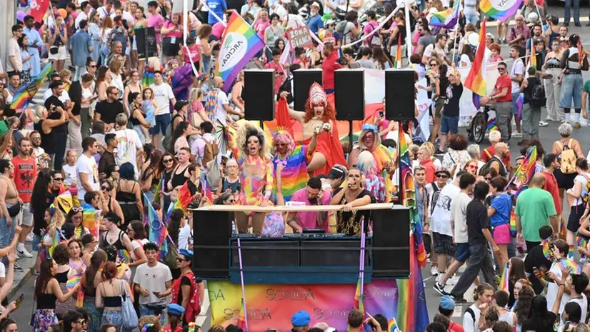 Uno dei carri presenti al Brescia Pride - Foto Marco Ortogni-Benini/Neg © www.giornaledibrescia.it