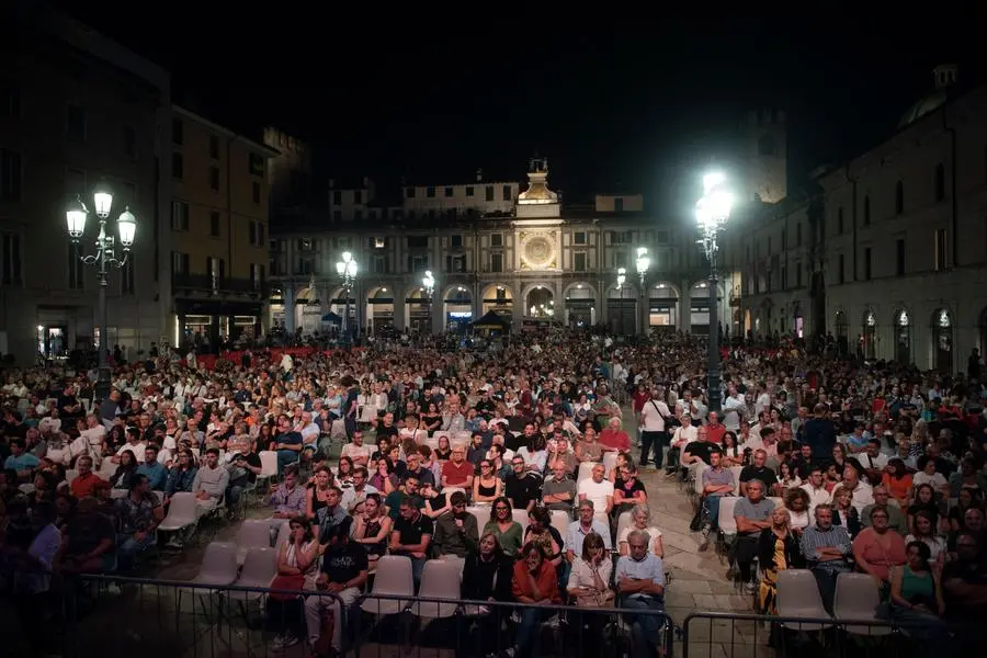 SPETTACOLI BRESCIA PIAZZA LOGGIA BRESCIA SUMMER MUSIC 2024 CRISTIANO DE ANDRE’ NELLA FOTO UN MOMENTO DEL CONCERTO 07–09-2024 PIERPAOLO PAPETTI AGENZIA NEWREPORTER