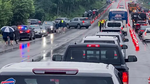 epa11347712 Vehicles, pedestrians and police near the entrance of the Valhalla Golf Club before the delayed start of the second round of the 2024 PGA Championship golf tournament in Louisville, Kentucky, USA, 17 May 2024. Golfer Scottie Scheffler has been detained by the Louisville Police Department after a fatal accident delayed entry to the course. EPA/ERIK S. LESSER