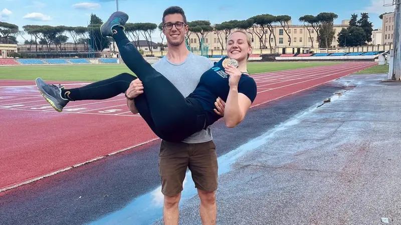 Facchetti con il fidanzato Alberto che l’assiste nella preparazione - © www.giornaledibrescia.it