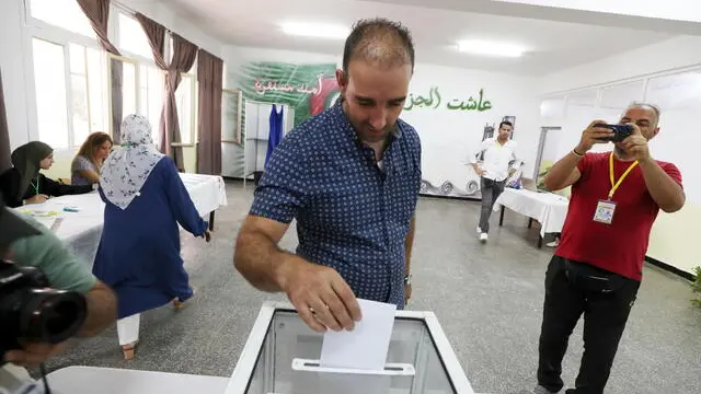 Un cittadino algerino alle urne lo scorso 7 settembre - Foto Epa/Mohamed Messara © www.giornaledibrescia.it