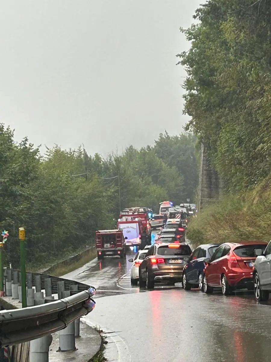 L'auto finita in una scarpata ad Anfo