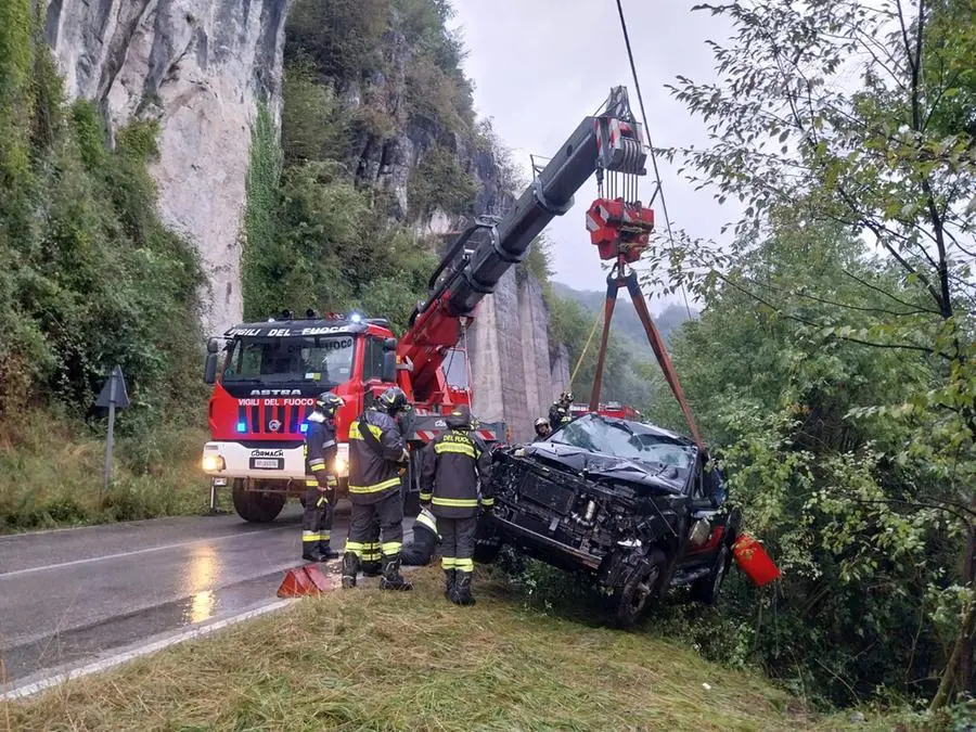 L'auto finita in una scarpata ad Anfo