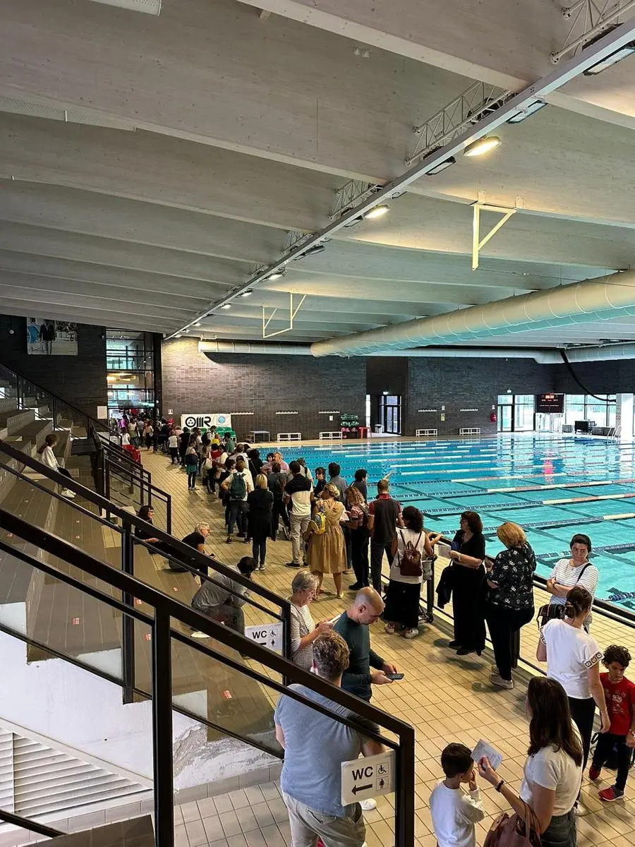 Coda fuori dalla piscina di Mompiano