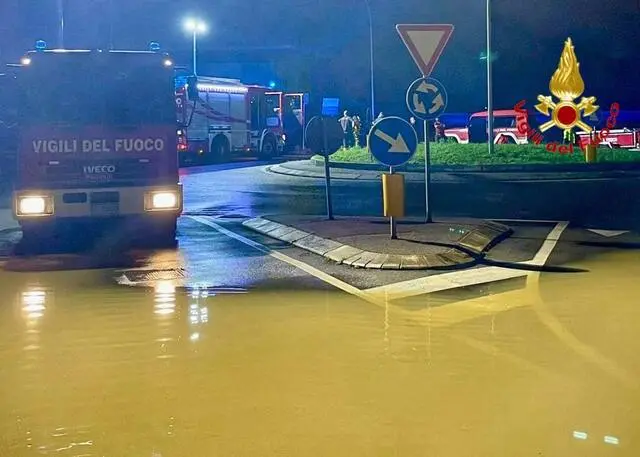 Crolla Un Muro Sui Binari, Soccorsi 60 Passeggeri Di Un Treno ...