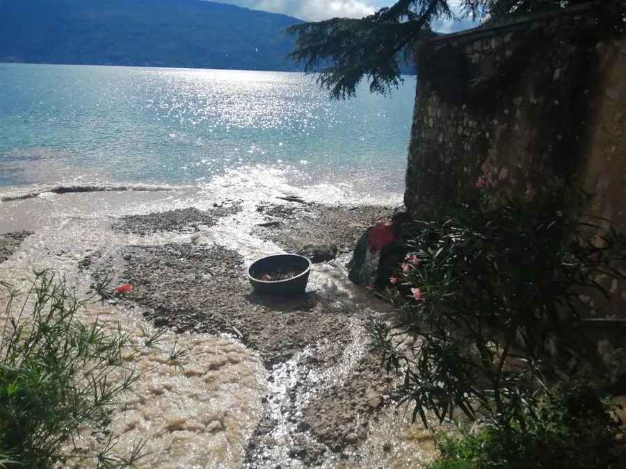 Fango a Villa di Gargnano per l'esondazione del torrente