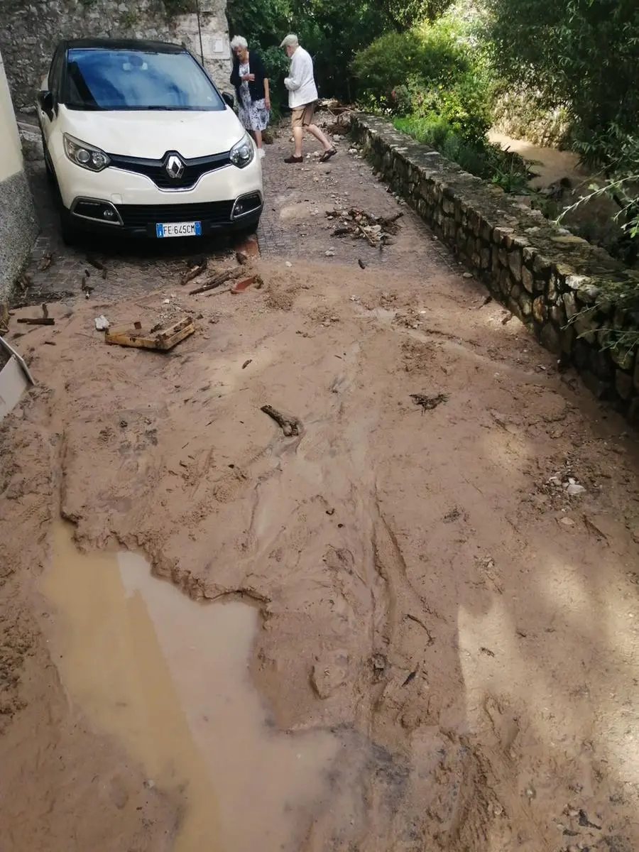 Fango a Villa di Gargnano per l'esondazione del torrente