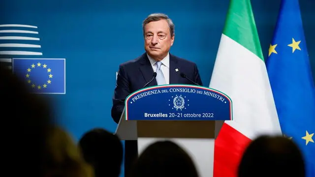 epa10257053 Italian Prime Minister Mario Draghi speaks at a press conference at the end of the second day of an EU Summit in Brussels, Belgium, 21 October 2022. EU leaders reached an agreement on Energy prices and agreed to work on measures to contain energy prices. EPA/STEPHANIE LECOCQ