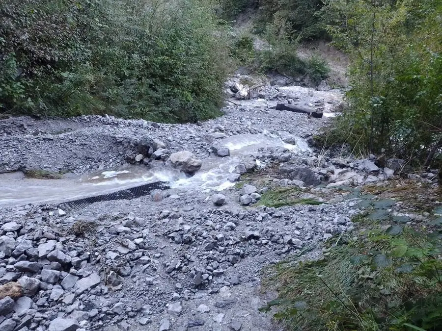 Esondano i torrenti, frane a Pertica Alta