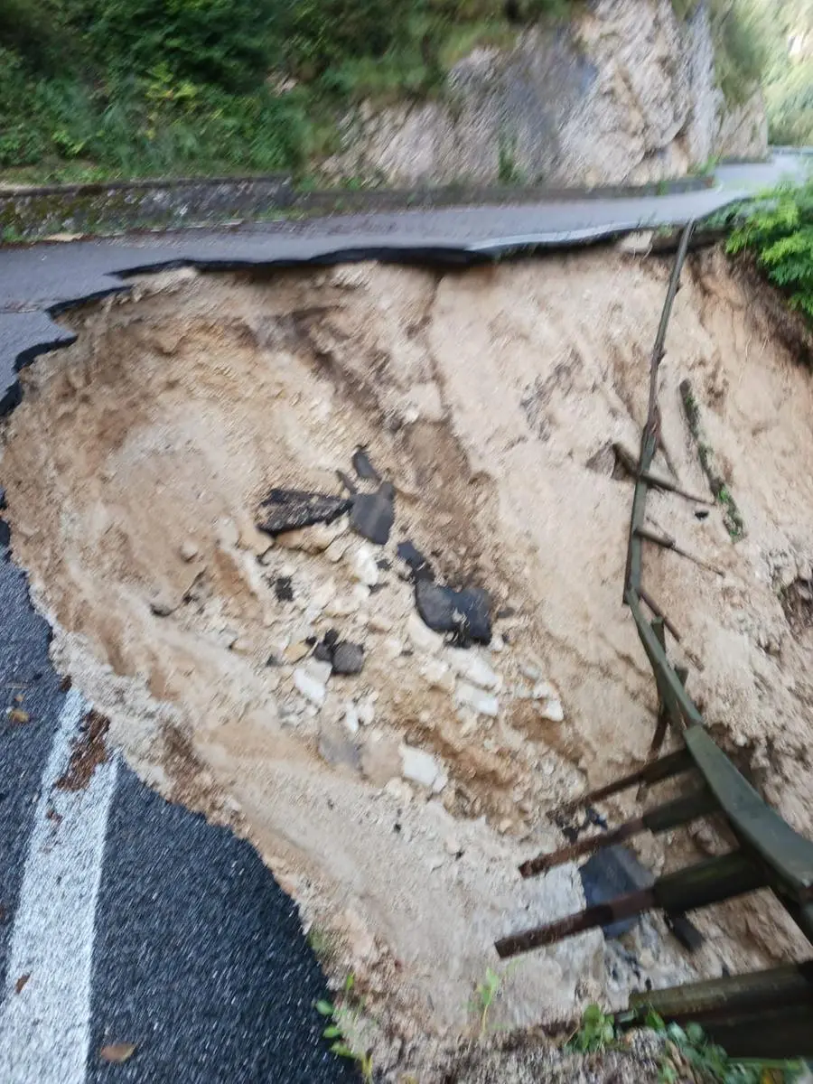 Esondano i torrenti, frane a Pertica Alta