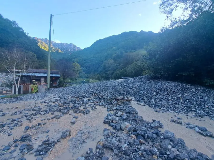 Esondano i torrenti, frane a Pertica Alta