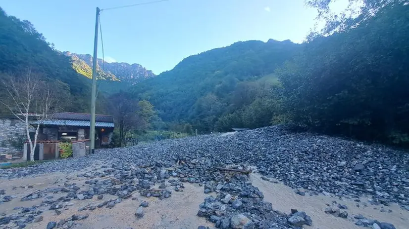 Esondano i torrenti, frane a Pertica Alta