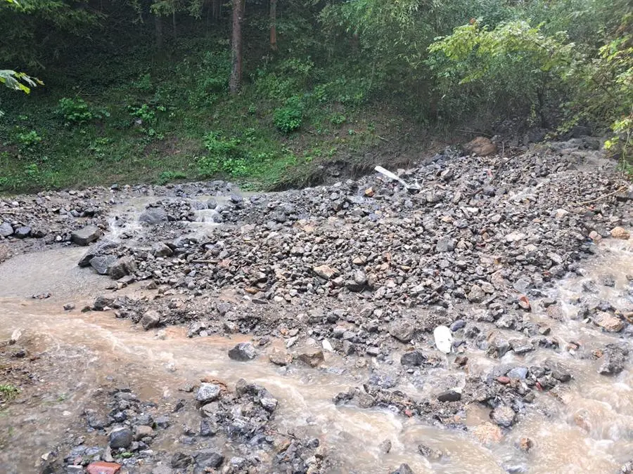 Esondano i torrenti, frane a Pertica Alta