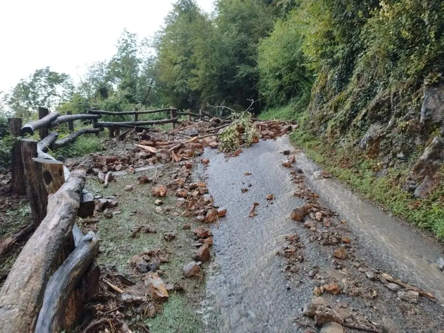 Esondano i torrenti, frane a Pertica Alta