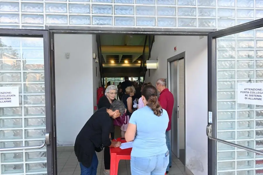 Coda fuori dalla piscina di Mompiano