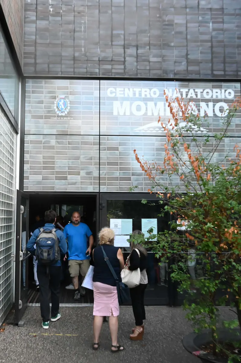 Coda fuori dalla piscina di Mompiano