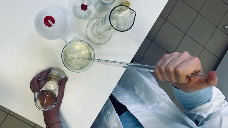 Cristian Cavagna all'opera nel suo laboratorio