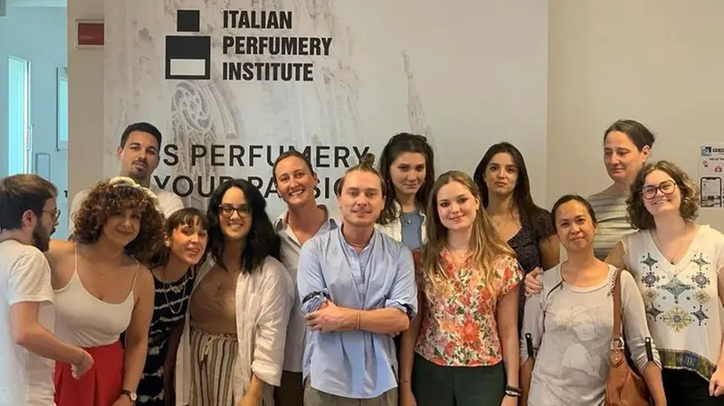 Cristian Cavagna con alcuni studenti e studentesse