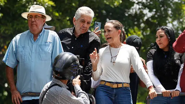 epa11553303 Venezuelan opposition leader Maria Corina Machado (C) attends a protest against the official results of the country's presidential elections in Caracas, Venezuela, 17 August 2024. The Venezuelan National Electoral Council (CNE) ratified the victory of Nicolas Maduro in Venezuela's presidential elections held on 28 July 2024, while the opposition have been protesting against the official results claiming the victory of Edmundo Gonzalez Urrutia. EPA/MIGUEL GUTIERREZ