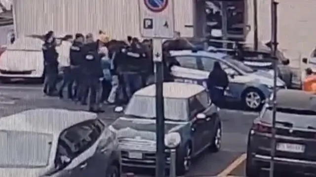 FRAME relativi all'assalto di un gruppo di persone ad un equipaggio della Questura di Torino intento ad accompagnare un cittadino marocchino di anni 31 al CPR di Milano in quanto irregolare sul territorio nazionale.