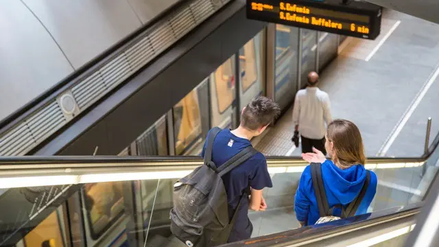 Due ragazzi in metro a Brescia