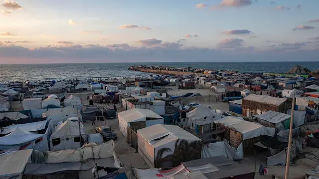 epa11572069 A view of tents for internally displaced Palestinians set up on the beach of Khan Yunis camp, southern Gaza Strip, 29 August 2024. According to the UN aid coordination office OCHA, Israeli security forces have issued at least 16 evacuation orders in August 2024 so far, impacting about 12 percent of Gaza's population, or 258,000 people. Since October 2023, only about 11 percent of the Gaza Strip has not been placed under evacuation orders, the office added. According to the UN, at least 1.9 million people across the Gaza Strip are internally displaced, including people who have been repeatedly displaced. More than 40,000 Palestinians and over 1,400 Israelis have been killed, according to the Palestinian Health Ministry and the Israel Defense Forces (IDF), since Hamas militants launched an attack against Israel from the Gaza Strip on 07 October 2023, and the Israeli operations in Gaza and the West Bank which followed it. EPA/HAITHAM IMAD