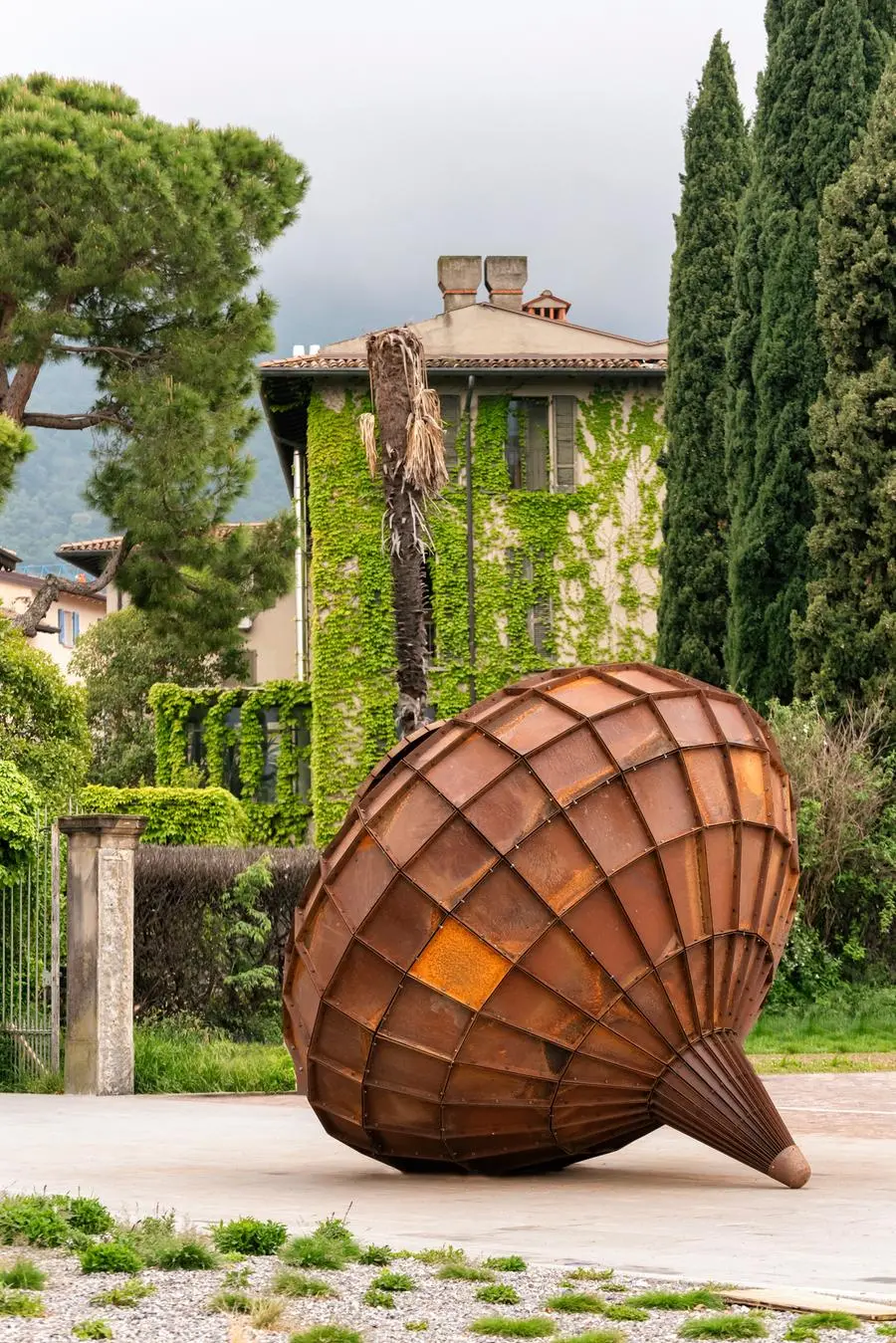 Le sculture di Bombardieri in un nuovo catalogo