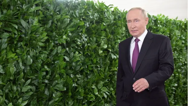 epa11586116 Russian President Vladimir Putin arrives for a plenary session of the 2024 Eastern Economic Forum (EEF) at the Far Eastern Federal University in Vladivostok, Russia, 05 September 2024. EPA/ALEXEI NIKOLSKY/SPUTNIK/KREMLIN POOL MANDATORY CREDIT