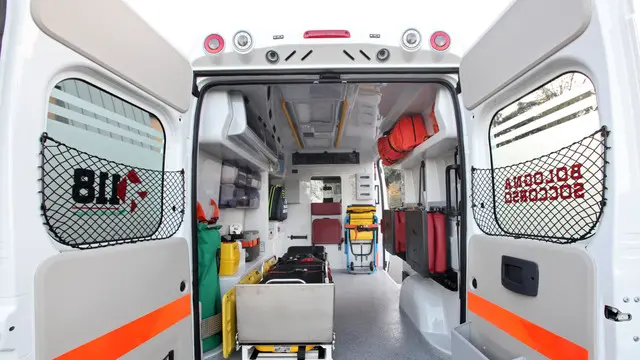 Bologna, 17/12/2013. Donata una nuova ambulanza al 118 di Bologna. La nuova ambulanza è stata donata dalla signora Clara Gandolfi, in memoria delle sorelle Iole e Sara Carati. Ad accogliere e ringraziare la famiglia, Giovanni Gordini, Direttore del Dipartimento Emergenza dell’Azienda Usl di Bologna. ARCHIVIO AUSL BOLOGNA - foto Paolo Righi/Meridiana Immagini