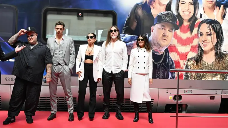 I giudici e la conduttrice di X Factor in Stazione Centrale a Milano - Foto Ansa/Daniel Dal Zennaro