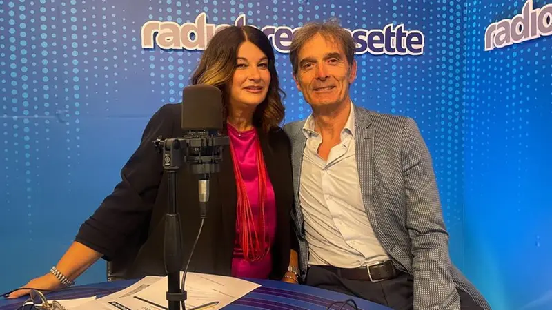 Nino Nulli in compagnia di Maddalena Damini negli studi di Radio Bresciasette - © www.giornaledibrescia.it