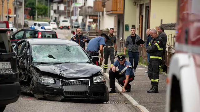 Il luogo dell’incidente dove un’auto a travolto e ucciso due persone ferendone altre due a Santo Stefano di Cadore in provincia di Belluno, 6 luglio 2023. ANSA/Andrea Solero