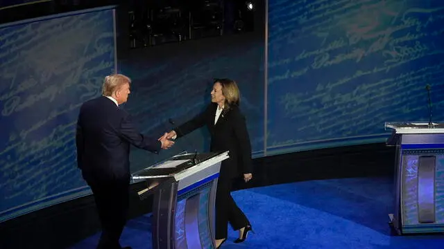 epa11597526 Republican presidential candidate Donald J. Trump (L) and Democratic presidential candidate US Vice President Kamala Harris shake hands at the start of a presidential debate hosted by ABC News at the National Constitution Center in Philadelphia, Pennsylvania, USA 10 September 2024. The 90 minute event is the only planned debate between the two candidates in the 2024 presidential election. EPA/DEMETRIUS FREEMAN / POOL