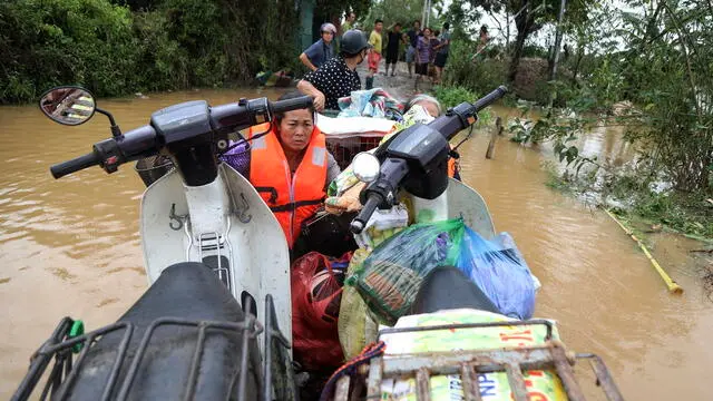 epa11596100 Local residents are evacuated on a boat at a flooded street in Hanoi, Vietnam, 10 September 2024. Typhoon Yagi, which struck northern Vietnam over the weekend, triggered severe flooding in Hanoi. The Red River's rapid rise inundated communities along the riverbank, forcing residents to seek refuge in safer areas. As of 09 September, the Vietnam Disaster and Dyke Management Authority reported at least 65 fatalities and 39 missing persons due to the typhoon. According to UNICEF, millions of families were affected by the widespread flooding and landslides caused by Yagi when it made landfall on 07 September. EPA/LUONG THAI LINH