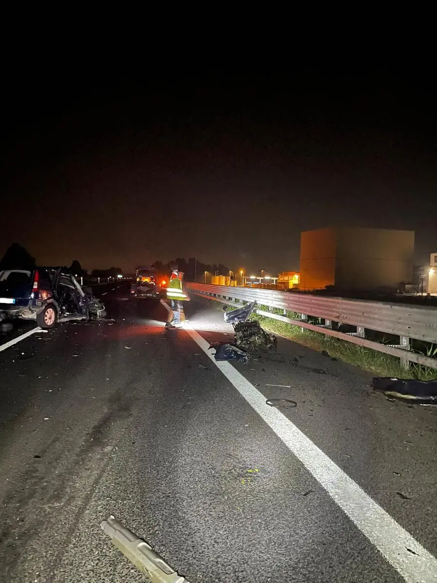 Le auto distrutte nell'incidente in A21