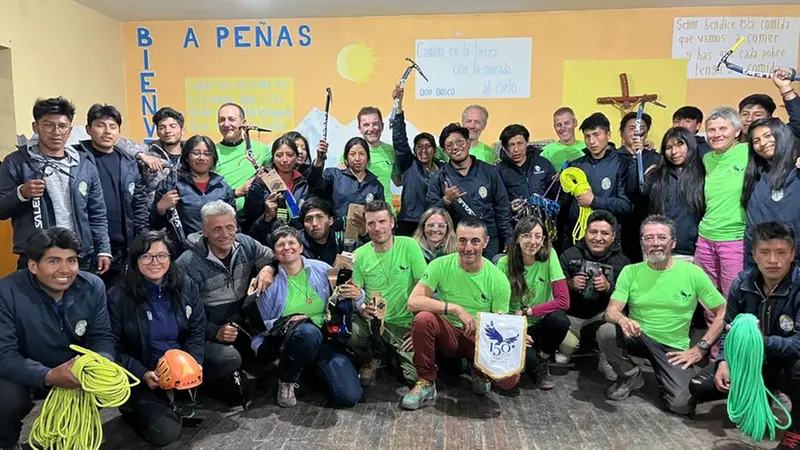 Gli alpinisti bresciani e boliviani insieme - Foto © www.giornaledibrescia.it