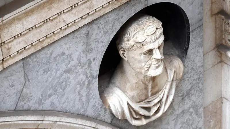 Uno dei busti di Gasparo da Coriano sulla facciata della Loggia - Foto New Reporter Favretto © www.giornaledibrescia.it