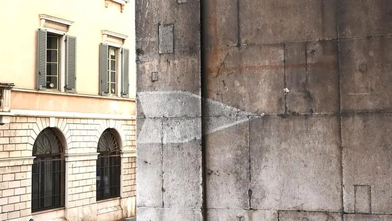 L'indicazione verso i rifugi antiaerei - Foto New Reporter Favretto © www.giornaledibrescia.it