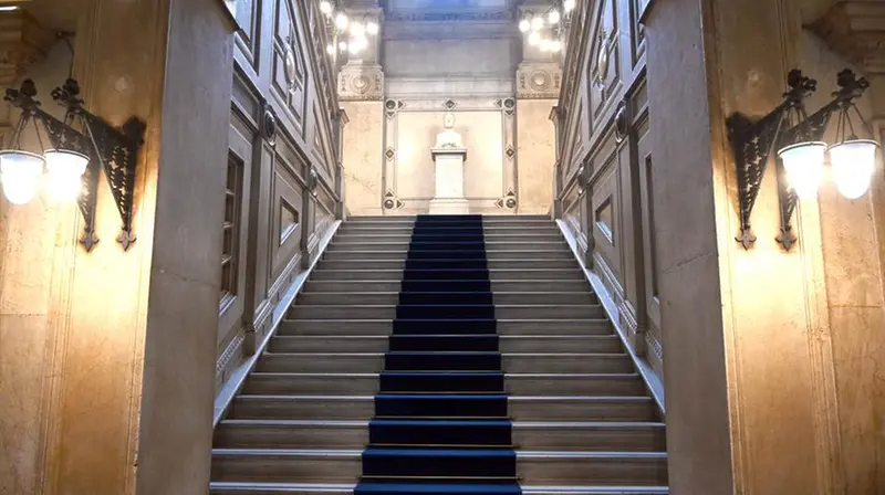 Lo scalone interno di Palazzo Loggia - Foto New Reporter Favretto © www.giornaledibrescia.it
