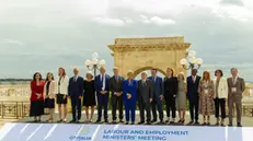 I gruppo di partecipanti al G7 del Lavoro al bastione Saint Remy per le foto di famiglia con al centro la ministra del lavoro Marina Calderone Cagliari 12 settembre 2024 ANSA/FABIO MURRU