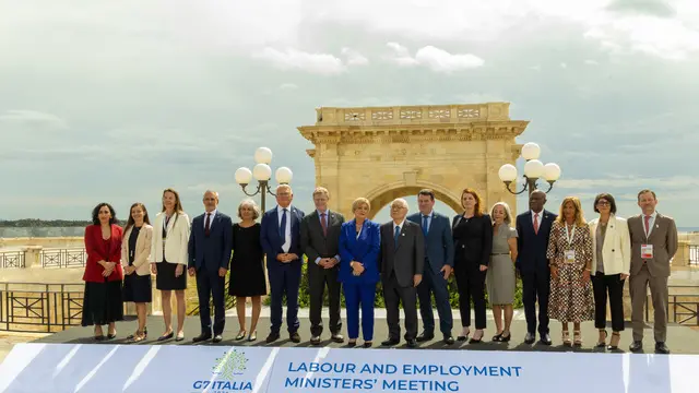 I gruppo di partecipanti al G7 del Lavoro al bastione Saint Remy per le foto di famiglia con al centro la ministra del lavoro Marina Calderone Cagliari 12 settembre 2024 ANSA/FABIO MURRU