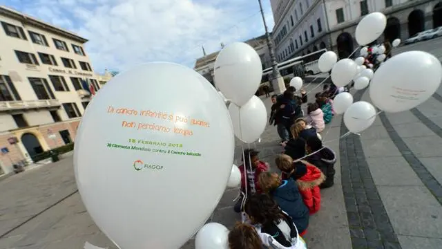 Palloncini bianchi contro il cancro dei bambni. La manifestazione, a cui ha aderito la Regione Liguria, prevedeva il lancio dei palloncini in aria ma per un divieto dell'Enac si è svolta solo in parte, 15 febbraio 2013 a Genova. ANSA/LUCA ZENNARO