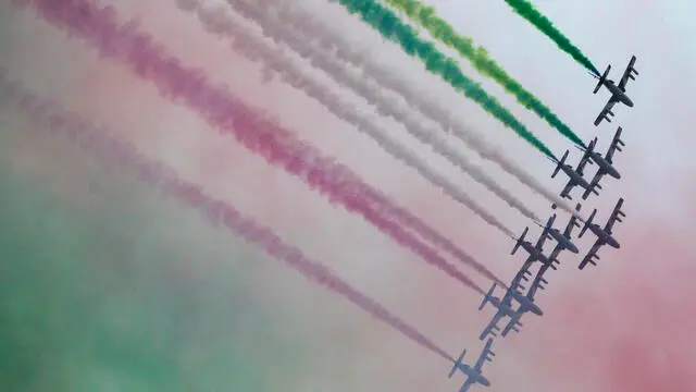 Il passaggio delle Frecce Tricolori durante la parata militare per la Festa della Repubblica, Roma, 02 giugno 2024. ANSA/ANGELO CARCONI