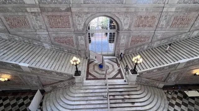 Preparativi in corso per il G7 della Cultura a Palazzo Reale che coincidono con un periodo di lavori e restauri del sito: è stato riposizionato il secondo dei due arazzi della prestigiosa manifattura francese dei Gobelins, raffigurante 'Il Fuoco', a completamento degli interventi nella Prima Anticamera, una delle sale in cui si attendeva di essere ricevuti dal re. Dei due arazzi è stato restaurato ad aprile quello esposto sulla parete sud, che rappresenta L'Aria, Napoli, 12 settembre 2024 ANSA/ ufficio stampa Palazzo Reale di Napoli ANSA PROVIDES ACCESS TO THIS HANDOUT PHOTO TO BE USED SOLELY TO ILLUSTRATE NEWS REPORTING OR COMMENTARY ON THE FACTS OR EVENTS DEPICTED IN THIS IMAGE; NO ARCHIVING; NO LICENSING NPK