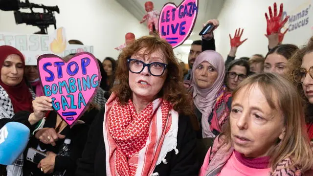 epa11156207 US actress and activist Susan Sarandon (C) speaks to members of the news media beside a group of people advocating in support of Palestine, outside the office of Democratic Representative of Michigan Rashida Tlaib - the first Palestinian American woman to serve in the US Congress; on Capitol Hill in Washington, DC, USA, 15 February 2024. US actress and activist Susan Sarandon joined activists in visting the offices of members of the US House of Representatives to urge lawmakers to oppose United States aid to Israel. EPA/MICHAEL REYNOLDS